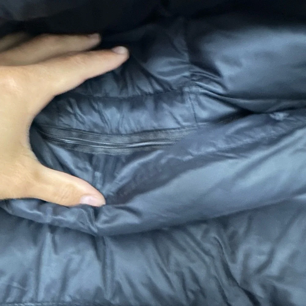 Abercrombie & Fitch Lightweight Packable Puffer Removable Hood in Black Medium - Picture 8 of 8